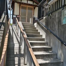 階段とスロープが入り口です。