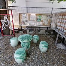 絵馬とおみくじ納所、休憩できる場所です。