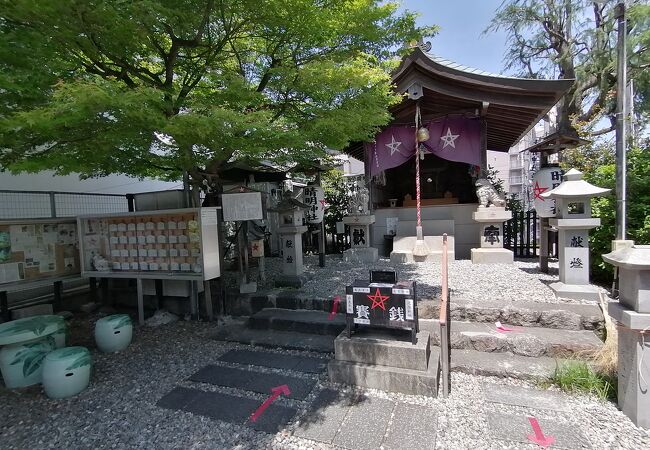 住宅街にこじんまりとした祠がある神社です