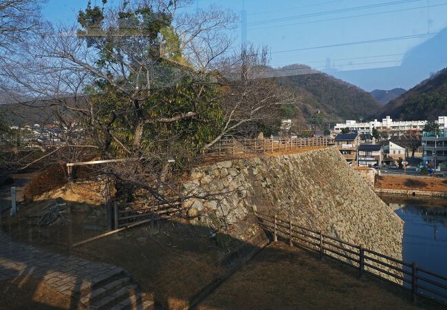 三原駅2階にある新幹線のホームからも見える：三原城跡