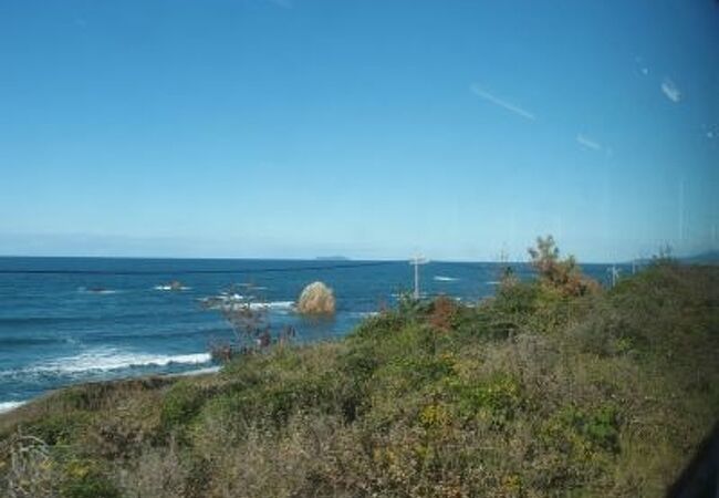 岩場もあり、そこには神社も鎮座する海岸