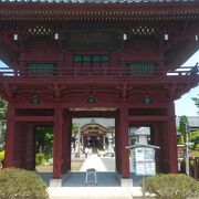 赤い山門と庭園が見事な寺院