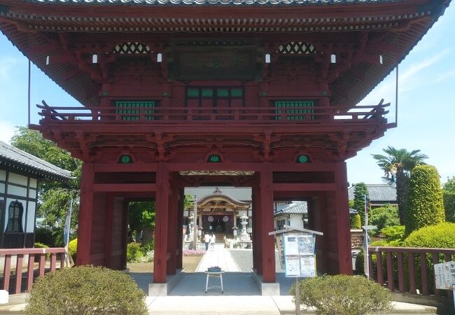赤い山門と庭園が見事な寺院