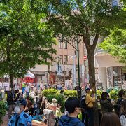 馬車道の歩道はそこそこの幅が有りますが、車道は狭く、ここからも歴史のある通りだと感じます。