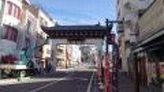 唐人屋敷に向かう緩やかな坂道の途中にある門です。