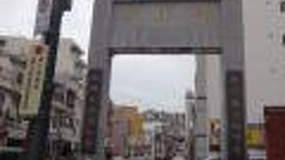 この門はシンプルな雰囲気の白い美しい門でした。