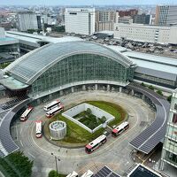 金沢駅の東口、左手に鼓門が見えます