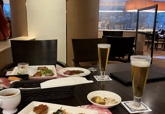 夕食と朝食で利用