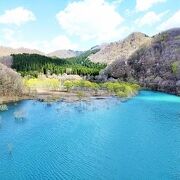 湖の色が綺麗です