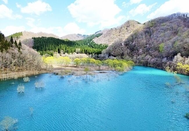 湖の色が綺麗です