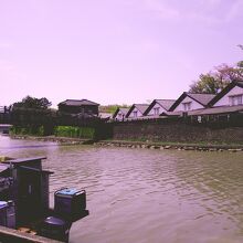 川べりから眺める倉庫の群れもなかなか風情あり。