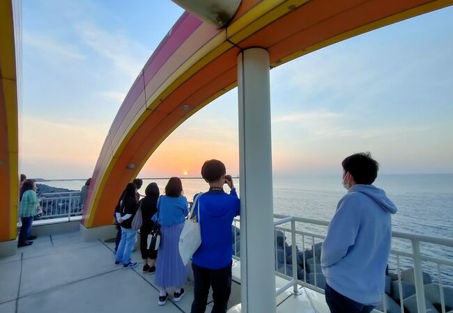 駅から近くで、日本海に沈む夕日を容易に眺められる場所