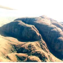 荒涼とした岩山