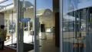 駅の近く近くにある観光案内所です