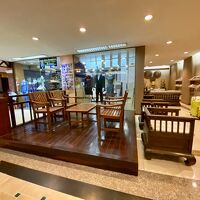 何故か、場違いなスーツ屋。ここは中東系か？