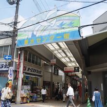 アーケードの看板にかもめが！