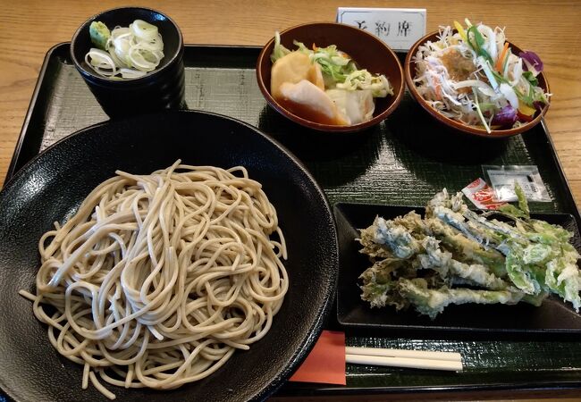 サイドメニュー盛り放題の美味しい蕎麦屋