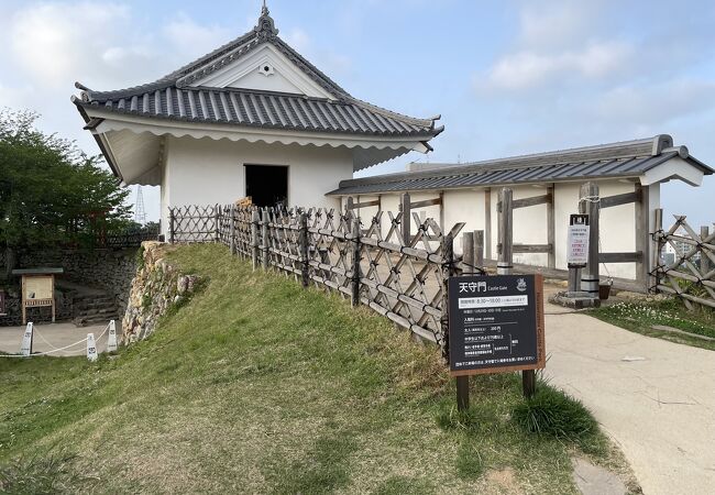 再現された浜松城天守の大手門