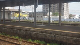 田園地帯や草原地帯を走る