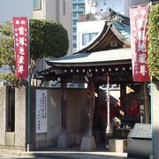 五輪塔が輝くお寺