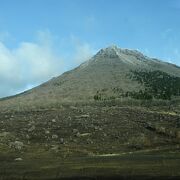 登るのは大変そうな山でした。