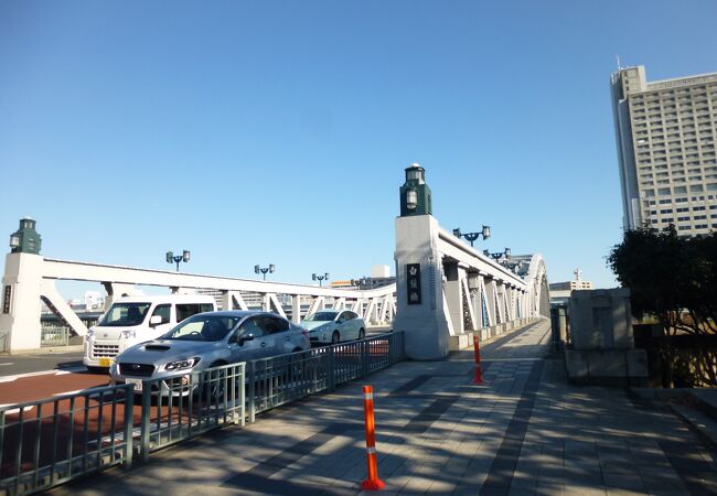 アーチの両側がなだらかに