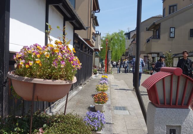 夢京橋キャッスルロードを先に行って，左に曲がった一角。けっこうひろい。