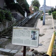 このお寺も坂を上って行きます