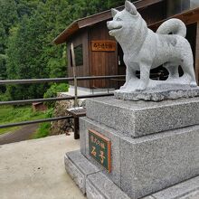 記念館前の石像。