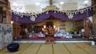 白蛇様に触らせていただきました。