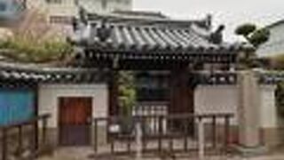 山門から本堂を拝見