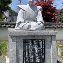 織田信包石像