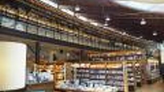 開放感あふれる図書館