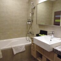 写真の左側がトイレ。広々としていて使いやすい。