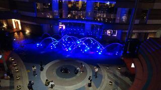 プロジェクションマッピングと噴水のショーがあります。