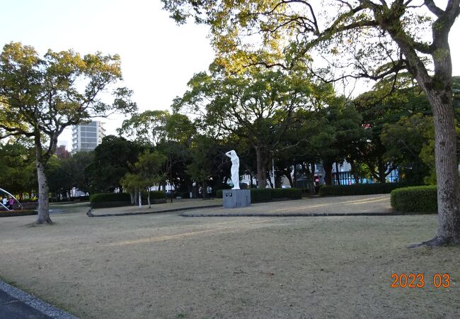 公園の中には石碑や彫像がありました。