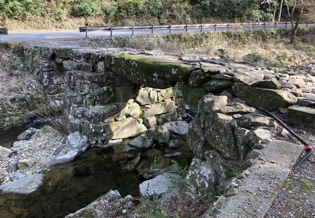 自然石を積み上げてつくられた橋