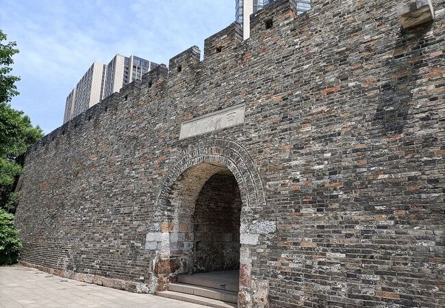 明の時代の城壁と、こちらの城門が京杭運河沿いに残されていました。