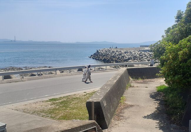 海岸沿いの道から少し階段を上がったところにあるお寺です