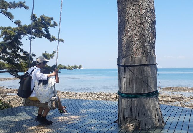 海を正面に景色のいい場所です。絶好の記念写真スポット