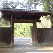 【内庭大門】岩崎家所有当時の雰囲気を再現した門
