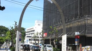 三笠公園入口のアーチのすぐ左側から米海軍基地です。