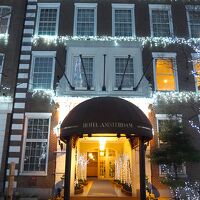 イルミネーションで飾られたホテル入り口