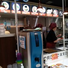 オーダーと受取カウンター