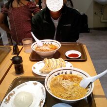 店内の様子とオーダーした料理