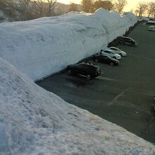 車の大きさから、雪の壁の高さが分かると思います