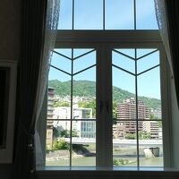 武庫川に新緑の山並み