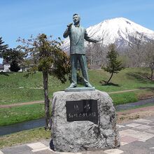 歌う像 細川たかし記念像