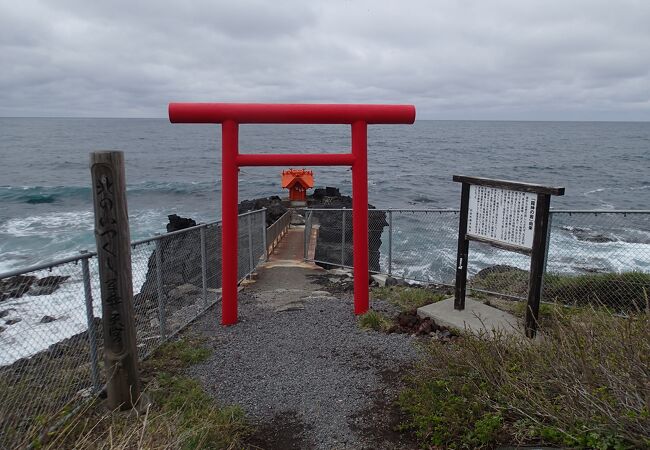 海に突き出ています