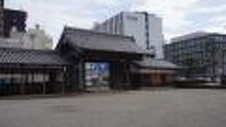 城門と警察署は良い組み合わせ？